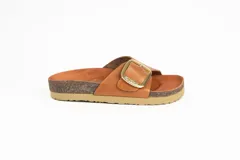 Sandalia marrón de cuero con hebilla dorada, base de corcho y suela beige.