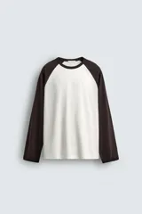 Camiseta de corte relajado con cuello redondo y mangas largas tipo raglán en contraste.