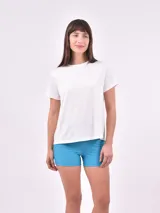 Remera lila de corte clásico y mangas cortas.