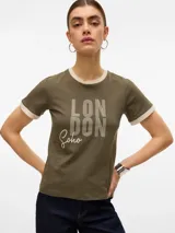 Remera de manga corta color verde oliva con cuello redondo y ribetes en color beige. Presenta una estampa frontal con la palabra "LONDON" en mayúsculas y "Soho" en cursiva.