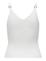 Top de punto acanalado color blanco, con escote en V y tirantes finos ajustables con hebillas metálicas doradas.