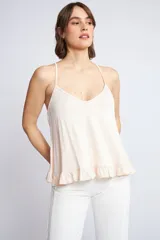 Musculosa de breteles finos con diseño de espalda nadadora y detalle de volados en el ruedo.