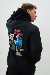Buzo canguro negro con capucha y cordones ajustables. Estampado en la espalda con la imagen de un personaje de caricatura y el texto "Bad Bunny".