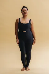 Mono largo negro con escote redondo y abertura en el abdomen. Espalda baja en forma de U.