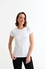 Remera de cuello redondo y manga corta, con diseño básico y ajuste entallado.
