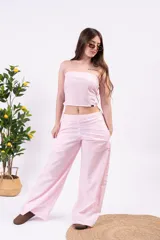 Top strapless rosado con textura fruncida tipo smock en todo el torso y borde con volados sutiles.