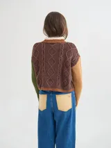 Pantalón de denim color marrón claro, de tiro alto, corte amplio y pinzas en la cintura.