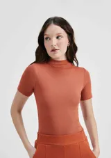 Camiseta verde claro de tela acanalada, con cuello alto y mangas cortas.