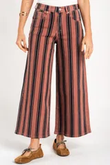 Jean wide leg de tiro alto con diseño de rayas verticales oscuras sobre base rosada, con bolsillos laterales y traseros y presillas para cinto.