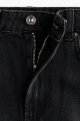 Short de denim negro de tiro superalto y corte clásico de cinco bolsillos, con detalles desgastados y bajos deshilachados.