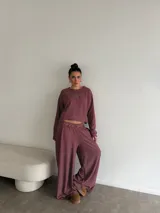 Pantalon de corte ancho y tiro medio, confeccionado en viscosa con estampado de rayas horizontales finas en color bordó y blanco.