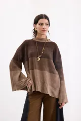 Sweater de punto con diseño de franjas horizontales en degradé de tonos marrones. Presenta cuello redondo a la base, corte recto relajado y mangas largas amplias con tajos laterales.