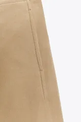 Pantalón blanco de tiro alto con pierna ancha y cordón ajustable en la cintura. Presenta bolsillos laterales y falsos bolsillos de vivo en la parte trasera.