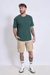 Bermuda color beige con bolsillos cargo laterales y corte a la rodilla.