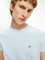 Remera celeste de algodón elástico, corte extra slim, cuello redondo y logo bordado en el pecho.