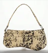 Bolso de mano con estampado animal print y correa corta.