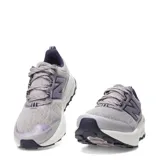 Championes de trail running New Balance modelo Garoe, color gris con detalles en lila. Presentan capellada de malla transpirable, entresuela con tecnología Fresh Foam para mayor amortiguación y suela con relieve para mejor tracción.