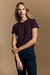 Remera básica de manga corta con cuello redondo y silueta ajustada, confeccionada en una mezcla de lyocell y elastano que proporciona una textura suave, liviana y elástica.