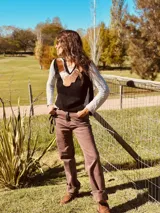 Chaleco negro con aplique de cuero vacuno con estampado cow print, de corte recto y sin mangas.