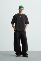 Camiseta color arena de algodón compacto, corte recto, cuello redondo y mangas cortas.