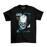 Remera negra de algodón con estampa gráfica frontal que incluye un retrato de Marcelo Bielsa, la frase 'Not a model' y elementos decorativos abstractos en tonos azul y amarillo.
