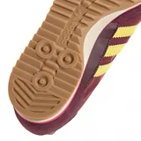 Championes adidas SL 72 OG de estilo retro, con base en color bordó, detalles en amarillo en las tres tiras laterales y cordones, y suela dentada en color caramelo.