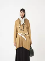 Camisa amplia color ocre, de mangas largas y laterales abiertos.