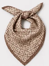 Pañuelo cuadrado con estampado geométrico en tonos tostado y negro, con bordes negros.