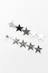 Par de aros colgantes dorados formados por una tira de estrellas articuladas en cascada con cierre de presión a rosca.
