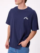 Remera de manga corta color blanco, con cuello redondo y logo de la marca Rusty estampado en pequeño en el pecho. Presenta un corte regular fit.