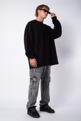 Pantalón cargo de jean con efecto lavado ácido en tono gris. Presenta bolsillos laterales tipo cargo, bolsillos frontales amplios y corte holgado.