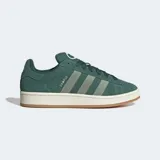 Championes Adidas Campus 00s de diseño retro, confeccionados en gamuza color verde con las icónicas tres tiras laterales en un tono verde más claro. Presentan suela de goma color blanco hueso con base de caucho natural y cierre de cordones al tono.