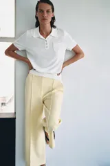 Pantalón cropped de tiro medio color blanco, perteneciente a la colección ZW Collection, con cintura con trabillas, bolsillos laterales ocultos, pinzas en el delantero, pierna ancha y cierre frontal con cremallera, botón y ganchos metálicos.
