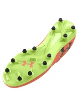 Championes de fútbol Under Armour Magnetico Pro 4 FG, color naranja con suela y detalles en verde lima. Presentan tecnología UA Clone en la parte superior para un ajuste personalizado, impresión 3D para mayor control y cuello de punto tipo calcetín.