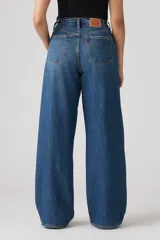 Jean de corte baggy con tiro medio y pierna ancha, confeccionado en denim azul con lavado clásico.