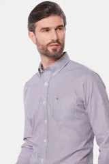 Camisa sport de hombre con diseño de rayas finas, cuello con botones y bolsillo frontal en el pecho.