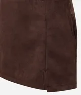 Short pollera de diseño corto confeccionado en gamuza sintética (suede) de tacto suave. Presenta cintura fija, cierre lateral y una pequeña abertura en el ruedo.