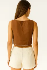 Top corto de breteles anchos, color crema, con escote redondo y detalle de pespunte en forma de ondas en el ruedo inferior.