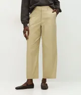 Pantalón de sarga modelo barrel con cintura estructurada y pierna amplia de corte recto. Confeccionado en algodón con un toque de elastano para mayor comodidad.