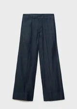 Pantalón de tiro alto con diseño wide leg, confeccionado en tejido de algodón y lyocell estilo denim. Presenta costuras verticales decorativas, bolsillos laterales y cierre oculto con botón, gancho y cremallera.