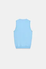 Jersey de punto azul marino sin mangas, con cuello redondo, ribetes en contraste y detalles de botones dorados en el hombro.