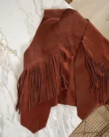 Chaleco negro de cuero vacuno con flecos largos en el frente y espalda.