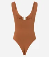 Body femenino de microfibra color terracota, con breteles anchos, escote en V profundo y detalle de adorno metálico rectangular en el centro del busto.