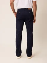 Pantalon tipo chino de corte recto, color azul marino, con cierre de boton y cremallera, bolsillos laterales y traseros.