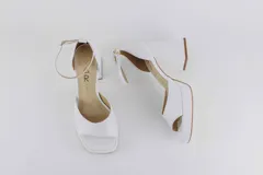 Sandalias de cuero negro con plataforma y tacón cuadrado. Tienen pulsera con hebilla al tobillo.