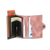 Billetera tarjetero automática con estructura de aluminio y revestimiento de cuero bicolor en tonos verde oliva y beige. Cuenta con un cierre de broche a presión y el logo de la marca grabado en la parte inferior.