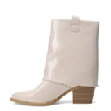 Botas cortas negras de caña arrugada, con punta fina y taco ancho de madera. Presentan un diseño de estilo cowboy o western.