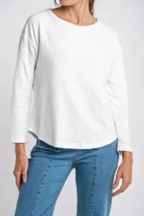 Sweater blanco de algodón peinado con elastano, de calce oversize y mangas largas.