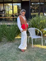 Bota de caña media color óxido, confeccionada en cuero, con plataforma y taco cuadrado texturizado, punta cuadrada y cierre lateral.