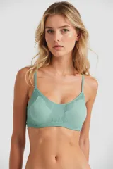 Soutien color rosa claro con breteles finos y detalle de encaje en el contorno.